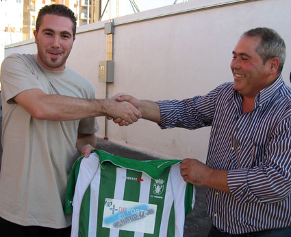 El presidente, Salva Rivera, con Navas muestran la camiseta de la temporada