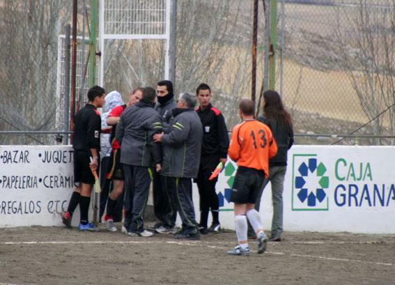  Un aficionado local se encontraba en el campo esperando la salida de los directivos para expresar el descontento con la federación y animarlos a tomar alguna medida tras ver las actuaciones de los colegiados con el equipo alhameño en las últimas jornadas 