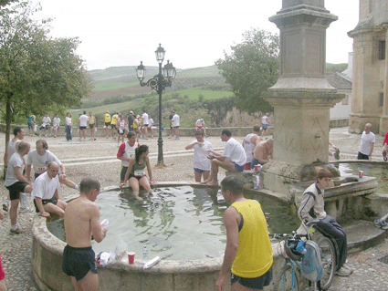 La mayoría se refrescaron en la Pila de la Carrera La mayoría se refrescaron en la Pila de la Carrera