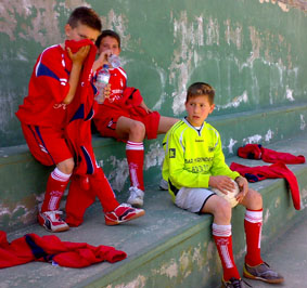 Jugadores del equipo alevín cabizbajos tras la derrota