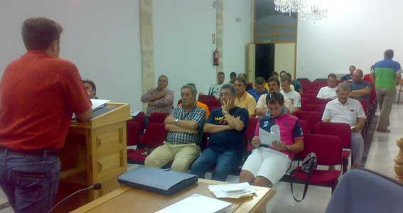  El concejal dando explicaciones sobre las obras 