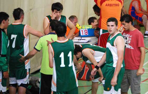  El entrenador da instrucciones al equipo 