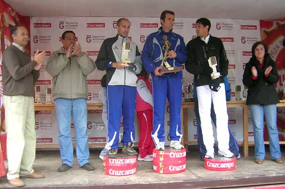  El ganador de la prueba fue el corredor del Atletismo Maracena, Arkaitz Ibarra Martínez, recoge el trofeo 