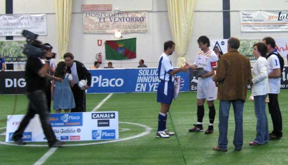  Saludo de los capitanes ante la Delegada de Deporte y el alcalde de Alhama 