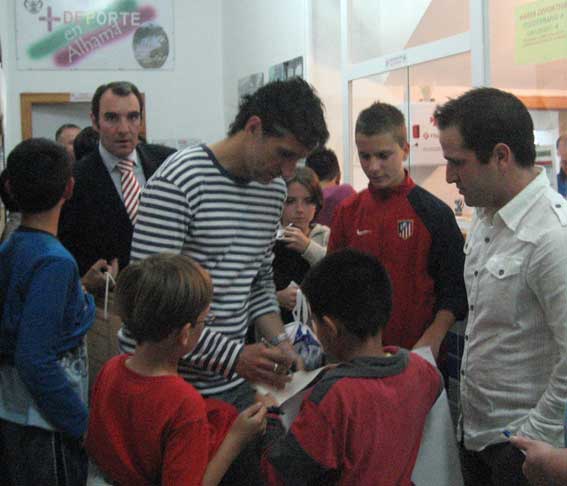  Pablo Alfaro firma autógrafos a aficionados locales 