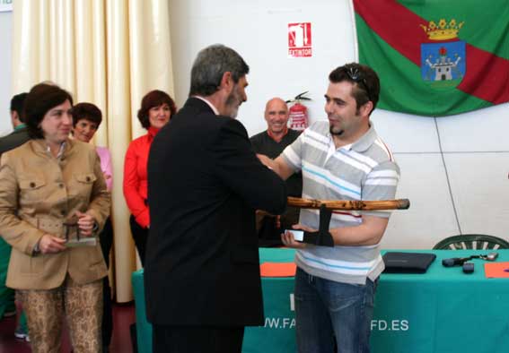  El concejal deportes, Javier Molina Castañeda, recibe una katana del presidente de la federación, en agradecimiento a la organización de este evento 