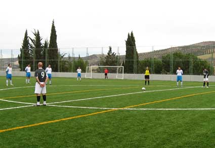  El partido comenzó con un minuto de silencio por la muerte de la madre de la Delegada de Deportes, la alhameña Sandra García 