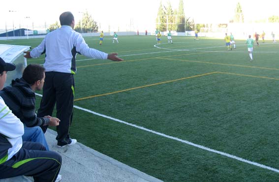  Al estar sancionado el entrenador, Izco, tuvo que hacer las indicaciones desde las gradas 