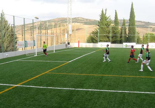  Una de la varias oportunidades perdidas por los juveniles de la UD Alhameña de encajar en la portería contraria 