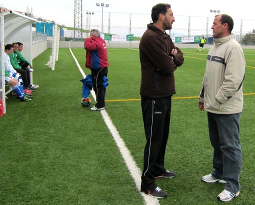 Los entrenadores de ambos equipos se saludan antes del inicio del partido Los entrenadores de ambos equipos se saludan antes del inicio del partido