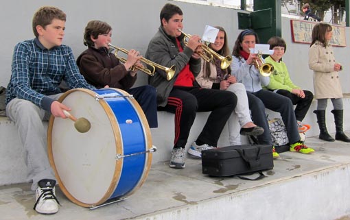 En esta víspera de carnaval la UD Alhameña contó con animación musical En esta víspera de carnaval la UD Alhameña contó con animación musical