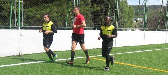  El trío arbitral calentando antes del partido 