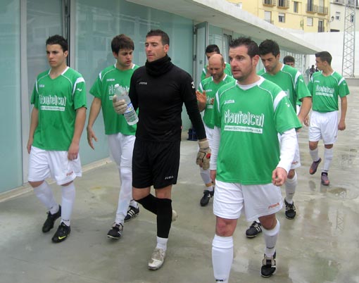  La UD Alhameña saliendo al terrerno de juego 