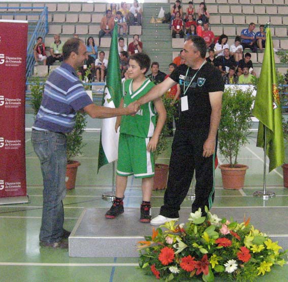  Recibiendo la felicitación del alcalde 