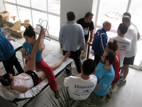 Una fisioterapeuta atiende a unos de los corredores Una fisioterapeuta atiende a unos de los corredores