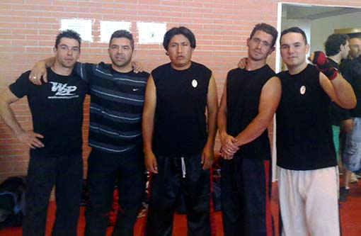 El grupo de full-contact con su entrenador: De iz. a dcha. Andres Trescastro, Antonio Mateo (entrenador), Fanor Verdugues, Gabriel Ruiz y Juan Antonio Ros El grupo de full-contact con su entrenador: De iz. a dcha. Andres Trescastro, Antonio Mateo (entrenador), Fanor Verdugues, Gabriel Ruiz y Juan Antonio Ros