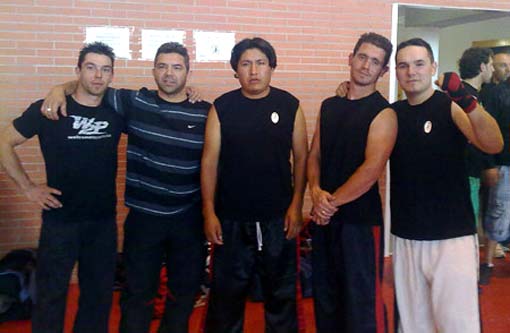  El grupo de full-contact con su entrenador: De iz. a dcha. Andres Trescastro, Antonio Mateo (entrenador), Fanor Verdugues, Gabriel Ruiz y Juan Antonio Ros 