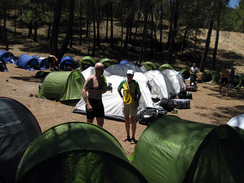 Campamento montado para los participantes