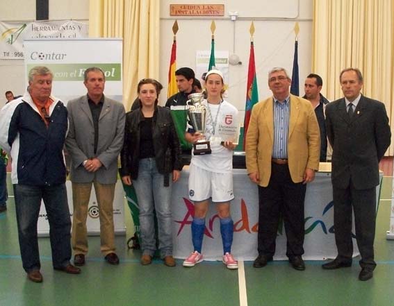  La capitana malagueña recibe el trofeo de mano de autoridades y fedederativos 
