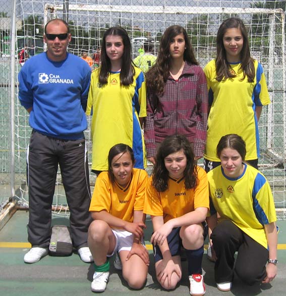  Equpio alhameño cadete femenino de fútbol sala, con su entrenador Pedro Martín 