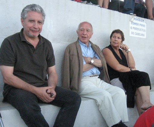  El presidente de honor del Hermanamiento con Bagnères de Bigorre, Alfonso Olivares (en el centro) junto a su hijo Miguel, recien llegados a Alhama, asistieron al encuentro 