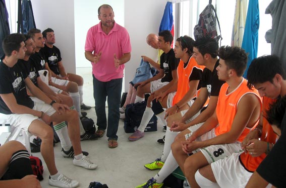  Izco dando la última instrucciones antes de saltar al terreno de juego 