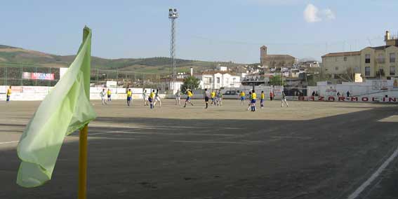  Imagen del último partido jugado en 2010, antes instalar el césped artificial 