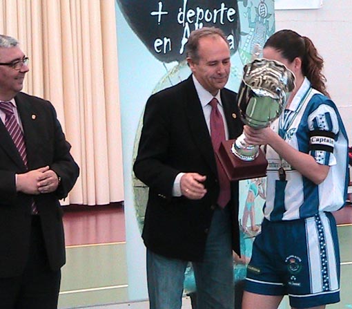  Francisco Escobedo, alcalde de Alhama de Granada, entrega el trofeo de campeonas sub 23 a la capitana malagueña 