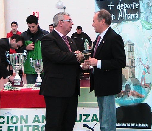  Miguel Sarría Presidente de la FAF entrega una placa al alcalde de Alhama, Francisco Escobedo, por la gestión del campeonato 