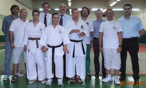 Eduardo Luna y su entrenador, Carlos Samper, en el centro, con el escudo andaluz Eduardo Luna y su entrenador, Carlos Samper, en el centro, con el escudo andaluz