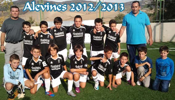 Los alevines con sus responsables Eduardo Correa y Dionisio Fernández Los alevines con sus responsables Eduardo Correa y Dionisio Fernández