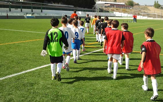 Entrada al campo del equipo benjamin con el Santa Fe Entrada al campo del equipo benjamin con el Santa Fe