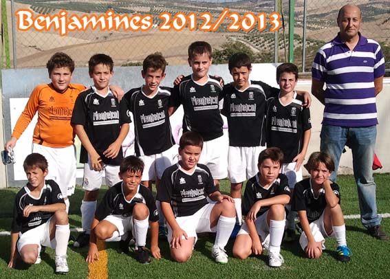 El equipo benjamín con su entrenador Paco Molina