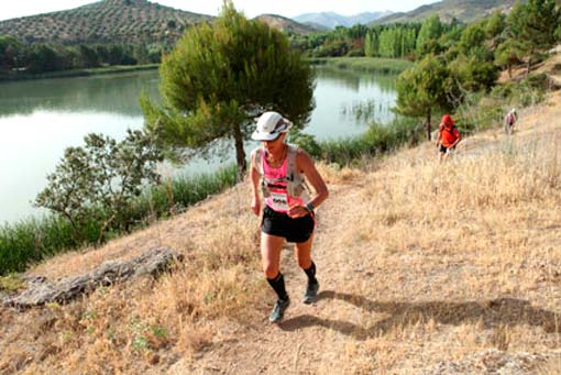 Una de las corredores pasa junto a la presa del río Alhama 