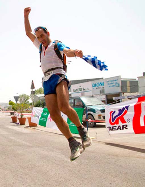 El griego Argyrios Papathanasopoulos celebra su segundo puesto en la clasificación final 