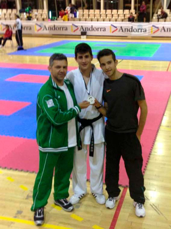 Manuel Miranda rodeado de su entrenador, Antonio Mateo, y su compañero en este campeonato, Kevin