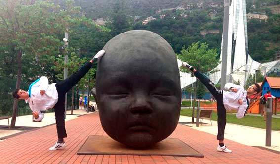 Poco antes del campeonato, los dos atletas en una plaza de Andorra Poco antes del campeonato, los dos atletas en una plaza de Andorra