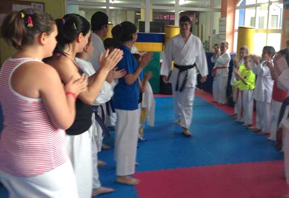 Pasillo al campeón por sus compañeros de Alhama a la llegada al dojo Pasillo al campeón por sus compañeros de Alhama a la llegada al dojo