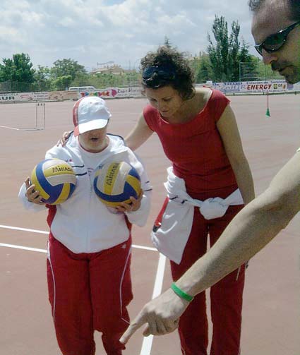 Mari Carmen sigue las instrucciones del árbitro ayudada por Carmen