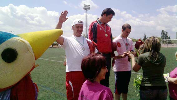 Antonio saluda tras proclamarse subcampeón en lanzamiento de peso Antonio saluda tras proclamarse subcampeón en lanzamiento de peso