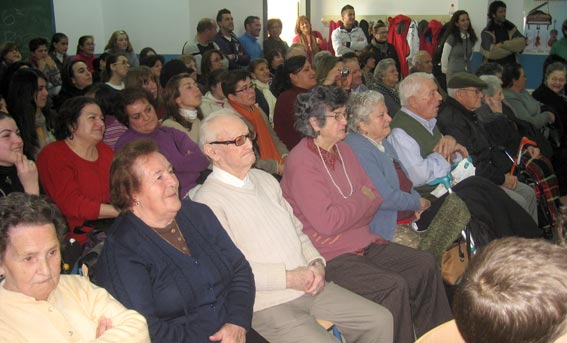 Familiares y amigos siguen la representación Familiares y amigos siguen la representación