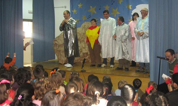 Aplausos al final de la obra y saludo al público Aplausos al final de la obra y saludo al público