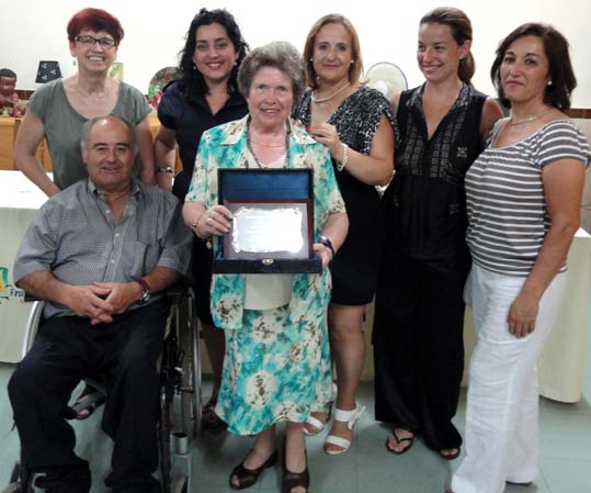 María contó también con el reconocimiento por parte de la Delegada Provincial de Igualdad y Bienestar Social de la Junta de Andalucía, Magdalena Sánchez, la entonces Diputada Provincial del Área de Bienestar Social, Juana María Rodríguez, así como también con el cariño y apoyo de amigos y compañeros que quisieron estar con ella en un momento tan especial y entrañable María contó también con el reconocimiento por parte de la Delegada Provincial de Igualdad y Bienestar Social de la Junta de Andalucía, Magdalena Sánchez, la entonces Diputada Provincial del Área de Bienestar Social, Juana María Rodríguez, así como también con el cariño y apoyo de amigos y compañeros que quisieron estar con ella en un momento tan especial y entrañable