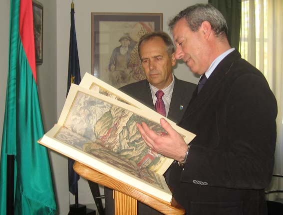 El Consjero repasa uno de los libros históricos de Alhama El Consjero repasa uno de los libros históricos de Alhama