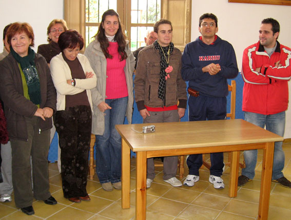  Juan Luis Moreno, director de Centro de Adultos lo presenta a los alumnos 
