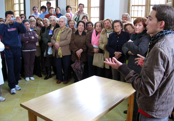  Los alumnos le hacía preguntas relacionadas con su participación en el programa 