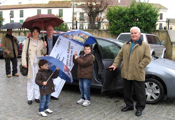Juan, de talleres Franco, socia de ACECAT, hizo de chófer para trasladar a los afortunados Juan, de talleres Franco, socia de ACECAT, hizo de chófer para trasladar a los afortunados