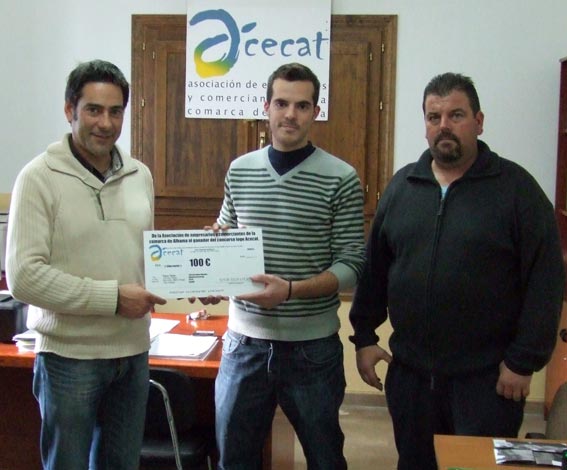  Silverio Gálvez recibe de manos del presidente de ACECAT, Juan Antonio Castillo y el directivo, Nicolás Cubo, el premio de cien euros 