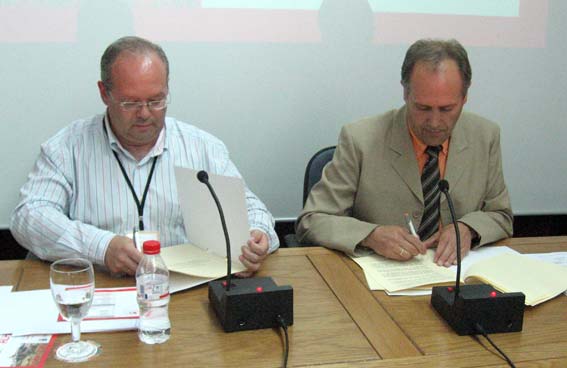 Junto al director general de I2BC, Julio Lorca (izq.), firma los convenios, el alcalde de Alhama como tal y como presidente de Municipios Termales Junto al director general de I2BC, Julio Lorca (izq.), firma los convenios, el alcalde de Alhama como tal y como presidente de Municipios Termales
