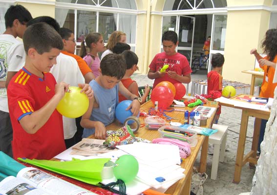 Peronsal del I2BC haciendo que los más jóvenes participaran en las actividades Peronsal del I2BC haciendo que los más jóvenes participaran en las actividades